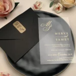 Invitatie de nunta din plexiglass cu plic negru