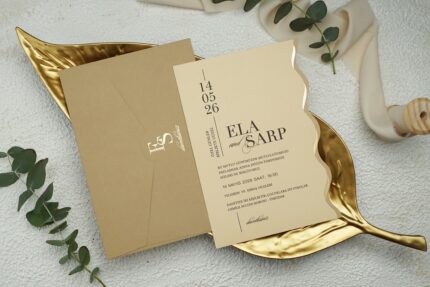 Invitatii de nunta deosebite cu insertii aurii