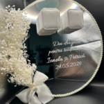 Suport verighete personalizat – model oglinda cu flori si perle 02